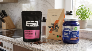 ESN Designer Whey, Myprotein Impact Whey und Sportness Whey Proteinpulver nebeneinander in der Küche